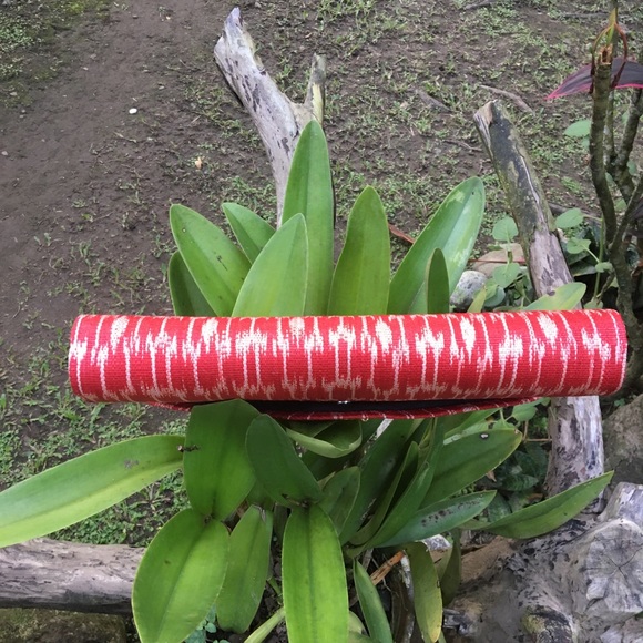 Red Abaca T’nalak Ikat Fabric Envelope Clutch - Picture 4 of 6